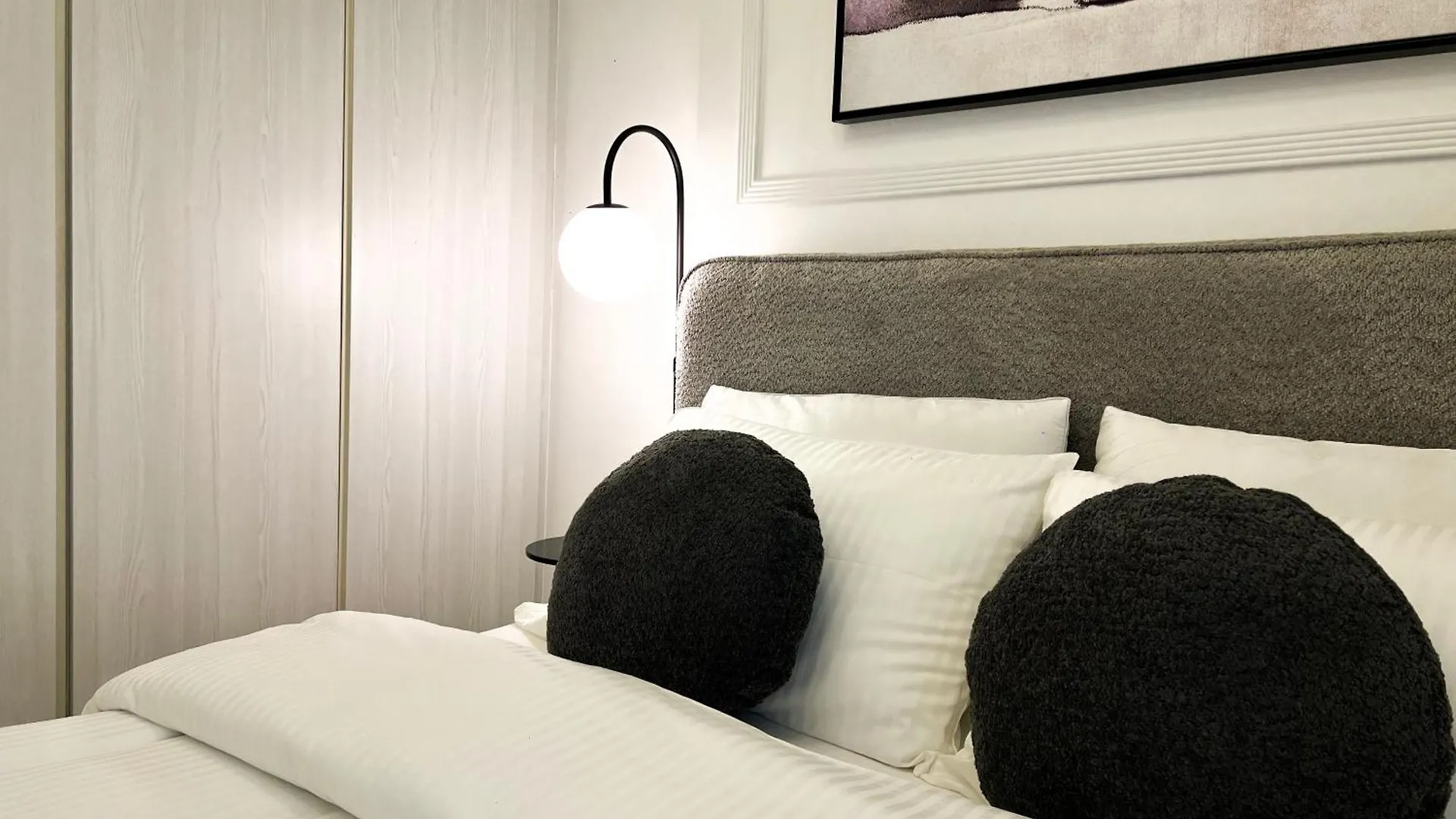 Exclusive Lakeview Haven - Zada Tower By Keyrock Living Dubai 0*,  United Arab Emirates