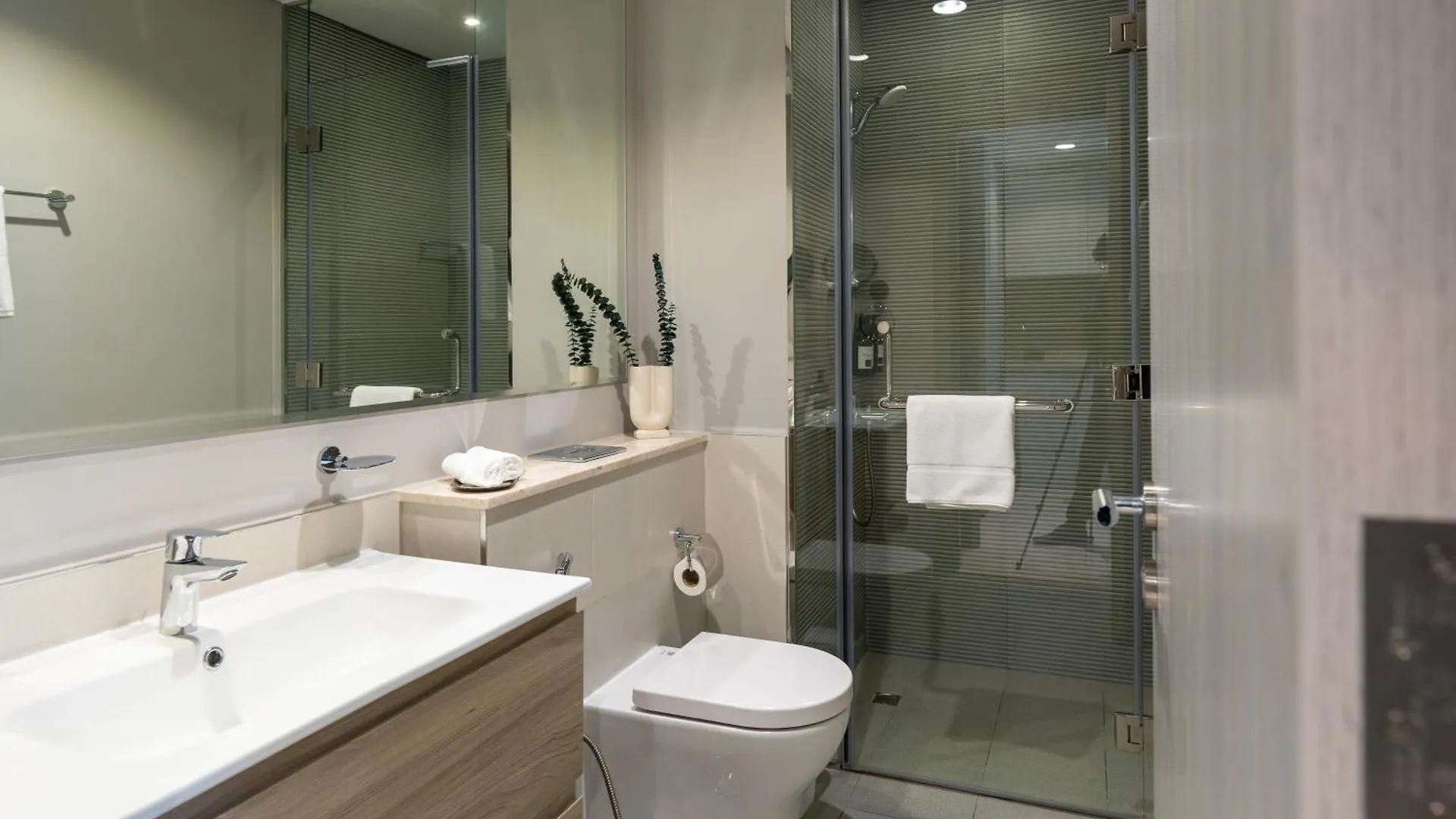 Exclusive Lakeview Haven - Zada Tower By Keyrock Living Dubai Apartment
